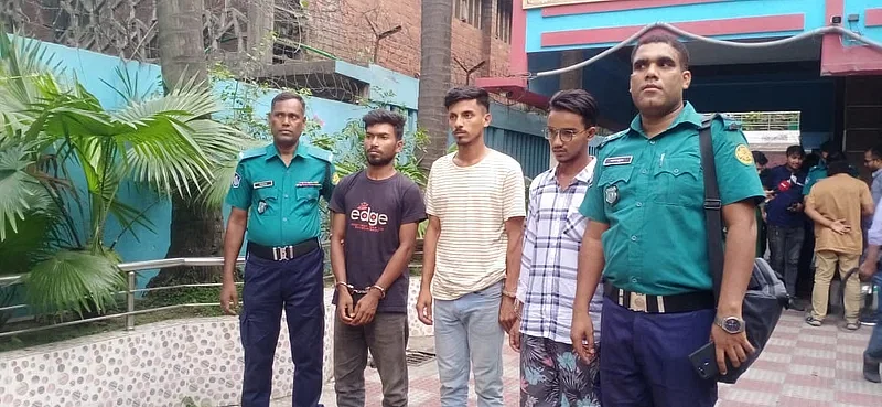 Those, who robbed two Japanese tourists at Rayer Bazar Bodhyo Bhumi in Mohammadpur, have been arrested.