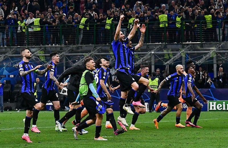 Inter players acknowledge the fans at the end of the UEFA Champions League semi-final second leg match between Inter Milan and AC Milan on 16 May 2023 at tyhe Giuseppe-Meazza (San Siro) stadium in Milan