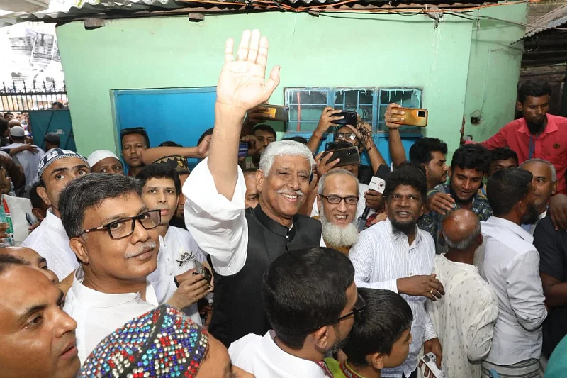 Awami League nominated mayoral candidate Azmat Ullah Khan waves towards his supporters after casting his vote at around 9:00 am on 25 May, 2023