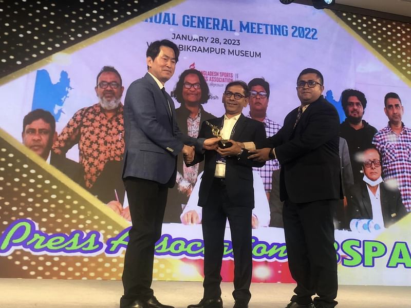 AIPS Asia president Hee Don Jung hands over best sports journalist organisation in Asia award to BSPA president Sanat Babla and general secretary Samon Hossain