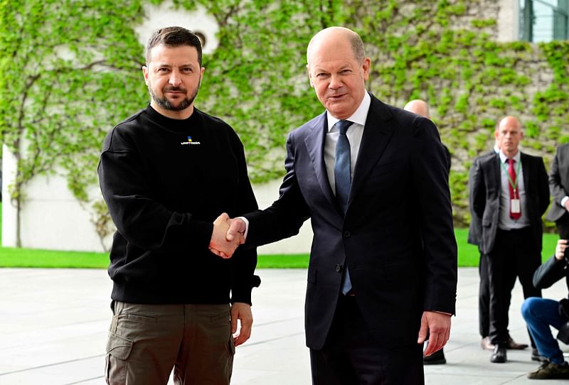 German Chancellor Olaf Scholz (R) and Ukraine's President Volodymyr Zelensky shake handsd during an official welcome ceremony on 14 May, 2023 at the Chancellery in Berlin