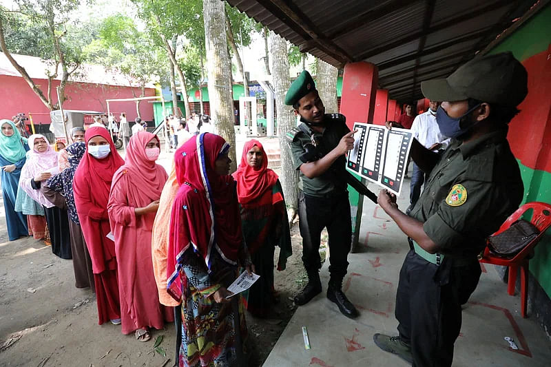 Voters wait in queues at Kanaiya Government Primary School centre