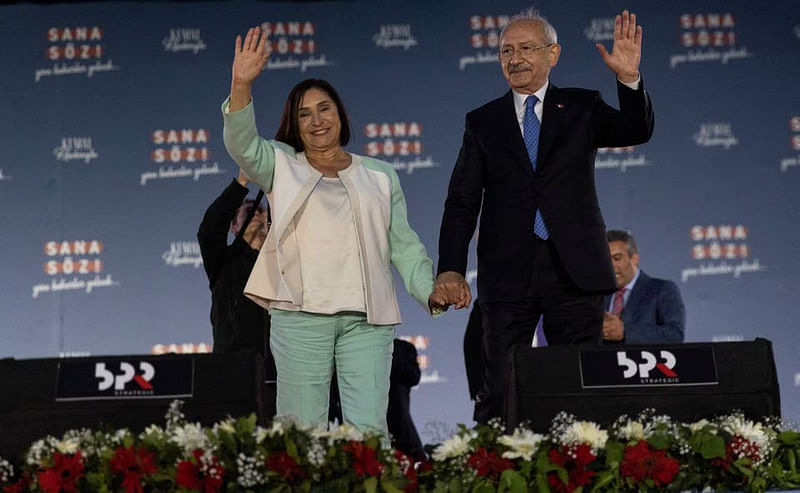 Kemal Kilicdaroglu, presidential candidate of Turkey's main opposition alliance, and his wife Selvi Kilicdaroglu greet their supporters during a rally ahead of the 14 May presidential and parliamentary elections, in Istanbul, Turkey, on 6 May, 2023.