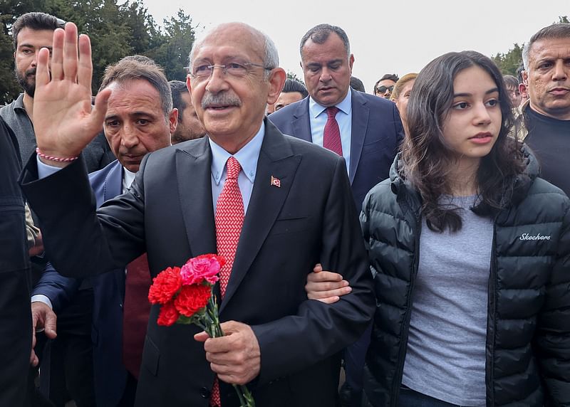 Leader of the Republican People’s Party (CHP) and the joint presidential candidate of the Nation Alliance Kemal Kilicdaroglu (C) waves as he visits Anitkabir, the mausoleum of Turkish Republic’s Founder Mustafa Kemal Ataturk, to mark the 19th May Commemoration of Ataturk, Youth and Sports Day celebrations in Ankara, on 19 May, 2023