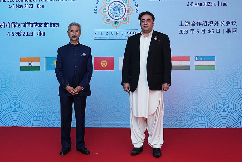 This handout photograph taken on 5 May 2023, and released by the Indian Ministry of External Affairs shows India's Foreign Minister Subrahmanyam Jaishankar (L) welcomes Pakistan's Foreign Minister Bilawal Bhutto Zardari during the Shanghai Cooperation Organization (SCO) Council of Foreign Ministers' meeting in Benaulim.