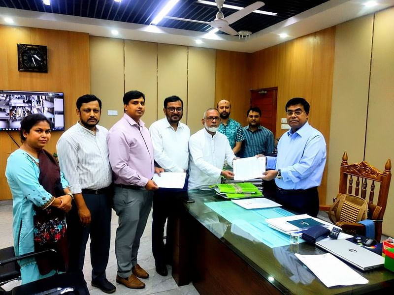 AB Party leaders hand over the memorandum of concerns to the EC secretary on 24 May, 2023.