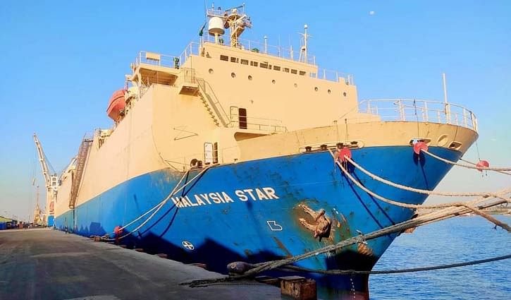 Malaysian flag carrier ‘MV Malaysia Star’ carrying 1265 reconditioned vehicles berthed at the port’s jetty no. 7 and 8