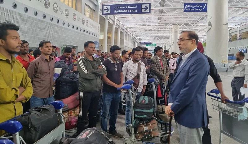 Bangladesh ambassador to Saudi Arabia Mohammad Javed Patwary received the Bangladeshis from Sudan at the Jeddah Airport on Wednesday