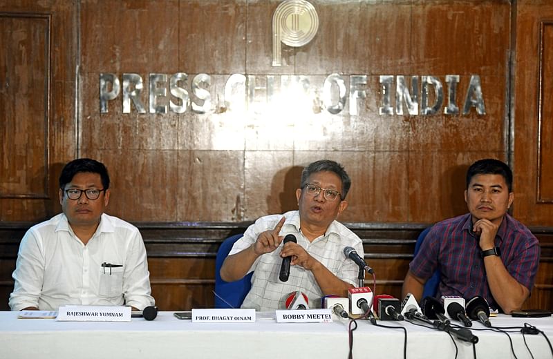 Jawaharlal Nehru University Professor, Bhagat Oinam addresses a press conference with a presentation on the demographics and conflict relating to the recent unrest in Manipur, at Press Club of India, in New Delhi on 9 May 2023. Delhi Manipuri Society member Rajeshwar Gumnam and Manipur People’s Alliance for Peace and Progress President Bobby Meetei are also seen