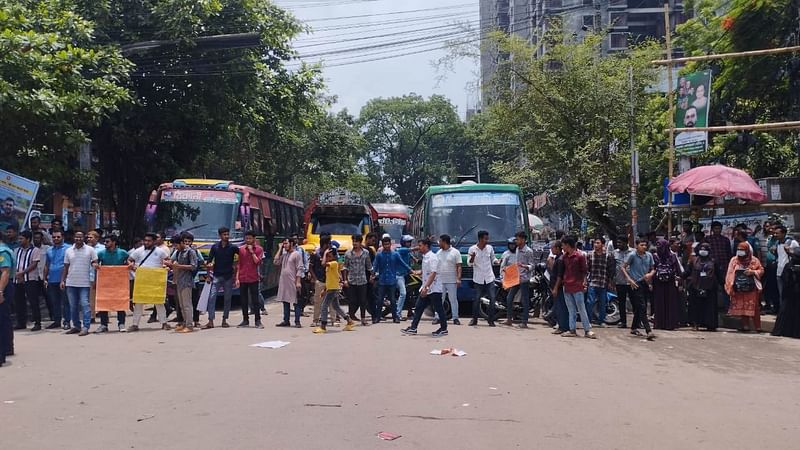 Students of seven college protest putting up barricade at Nilkhet intersection in Dhaka on 20 June, 2023