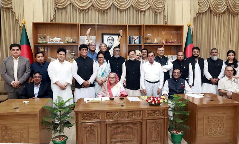 Prime minister Sheikh Hasina poses for a photo with the leaders of Awami League's associate bodies at the Ganobhaban