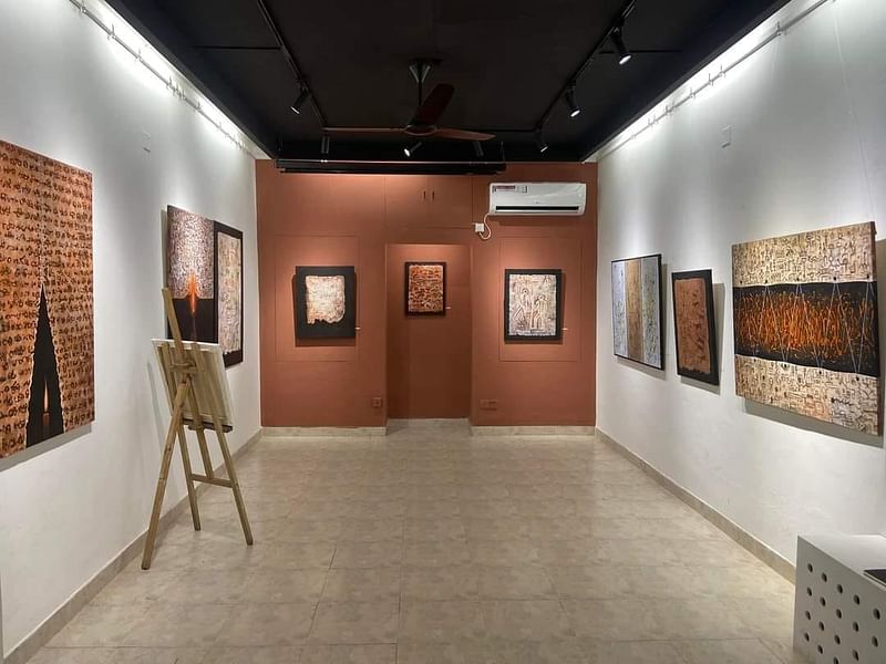 A week-long solo art exhibition by Hasan Kobir began through an informal inaugural ceremony at the Art Bangla Gallery in the capital’s Lalmatia on Friday