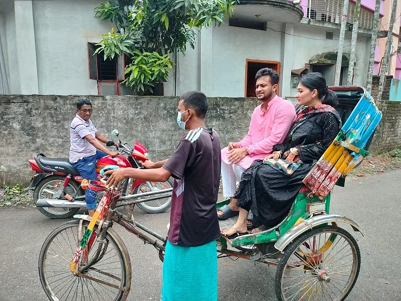 Cricketer Shakib Al Hasan went on a rickshaw ride with his wife in Magura on the 2nd day of Eid-ul-Azha.