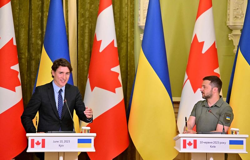 Ukrainian President Volodymyr Zelensky (R) and Canadian Prime Minister Justin Trudeau give a press conference following their talks in Kyiv on June 10, 2023.