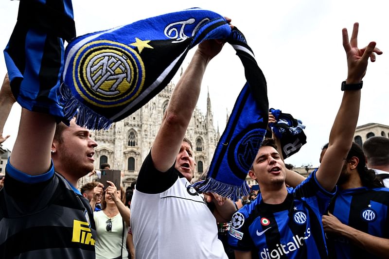 Inter Milan fans cheer at Piazza del Duomo in Milan prior to the UEFA Champions League final between Inter Milan and Manchester City at Istanbul's Ataturk Olympic Stadium on 10 June 2023