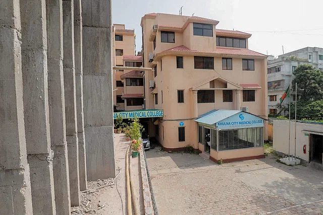 This is a residential building. A medical college can hardly be run in such a building. However, this is Khulna City Medical College at the Royal intersection in Khulna city.