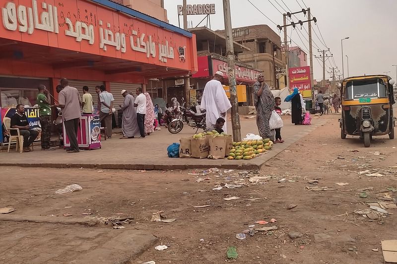 People queue for bread in front of a bakery in Omdurman on 15 July, 2023. Since 15 April, 2023, the forces the Sudanese army chief have been at war with the paramilitary Rapid Support Forces (RSF) paramilitary group.