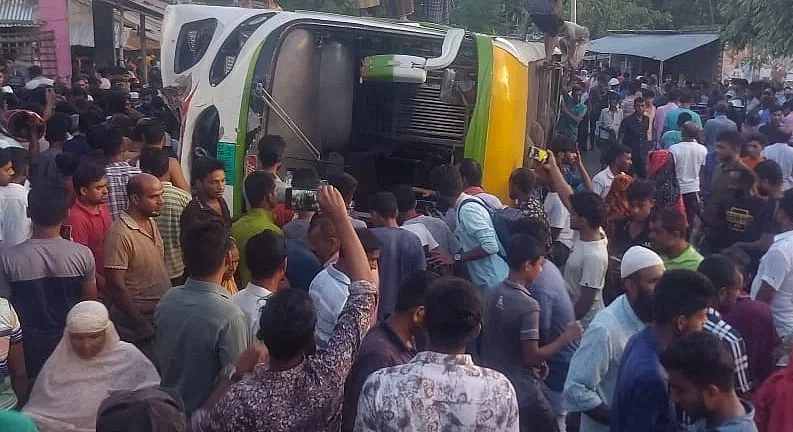 Seven people, including five from the same family, were killed and another person was injured in a head-on collision between a bus and an easy-bike on the Jashore-Magura highway