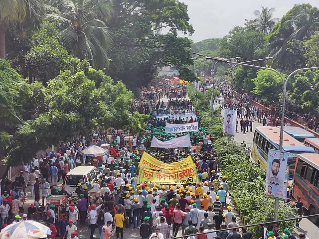 Leaders and activists of BNP's affiliated and front organisations are taking up position in the Shahbagh, Ramna Park and Matshya Bhaban areas, leading to extreme traffic jams.