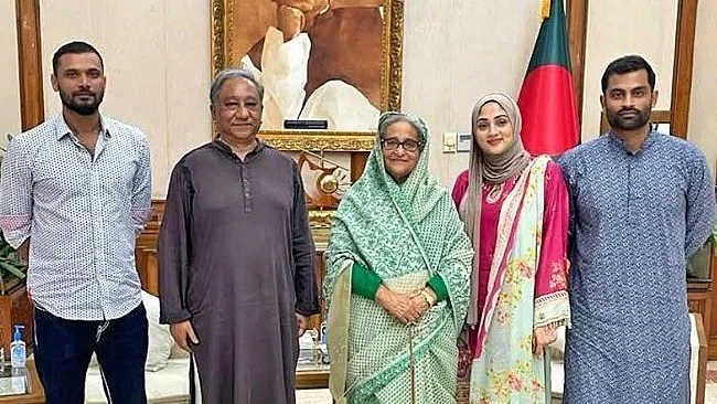 Former captain Mashrafe Bin Mortaza, BCB president Nazmul Hassan, Ayesha Iqbal and Tamim Iqbal pose for a photo with prime minister Sheikh Hasina