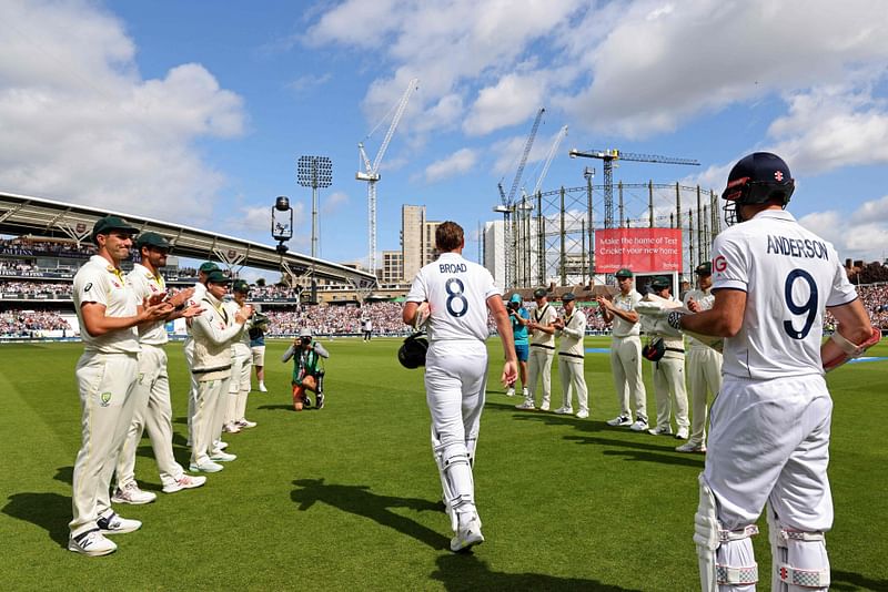 England's Stuart Broad is given a guard of honour by the Australia players as he comes out to bat ahead of play on day four of the fifth Ashes Test between England and Australia at The Oval cricket ground in London on 30 July 2023