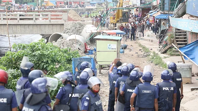 Police-BNP chase and counter-chase in Shimrail of Narayanganj Police fire shotguns to disperse the leaders and activists