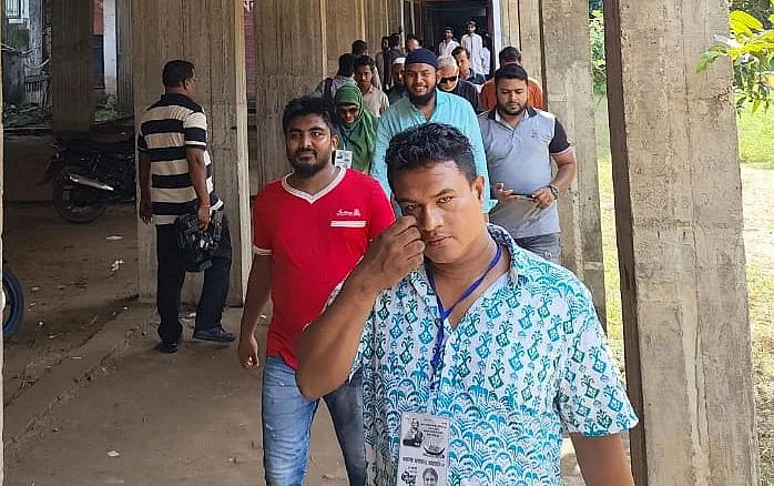 People wearing badges of "boat" are seen at Gulshan Model School and College on 17 July, 2023