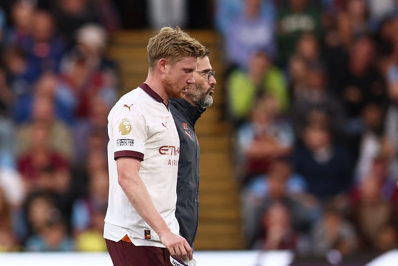 Manchester City's Belgian midfielder Kevin De Bruyne reacts as he leaves the pitch following an injury during the English Premier League match between Burnley and Manchester City at Turf Moor in Burnley, England on 11 August 2023