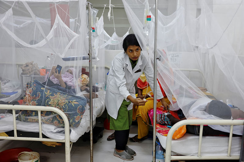 A nurse provides treatment to a dengue patient at the Shaheed Suhrawardy Medical College and Hospital in Dhaka, Bangladesh on 26 July 2023.