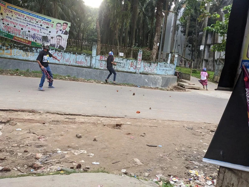 At least 40 people are seen wielding sharpen weapons during the clashes between two factions of Bangladesh Chhatra League at Chittagong University on 21 September 2023.