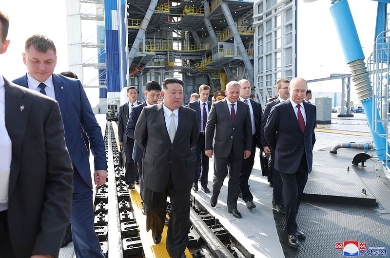 This picture taken on 13 September, 2023 and released by North Korea's official Korean Central News Agency (KCNA) on 14 September shows North Korea's leader Kim Jong Un (C) and Russia's President Vladimir Putin (R) visitng the Vostochny Cosmodrome in Russia's Amur region