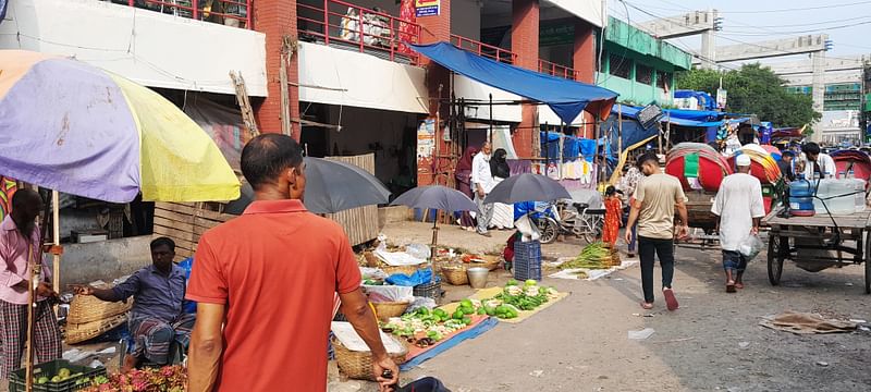 This photo shows Karwan Bazar kitchen market in Dhaka on 28 September 2023.