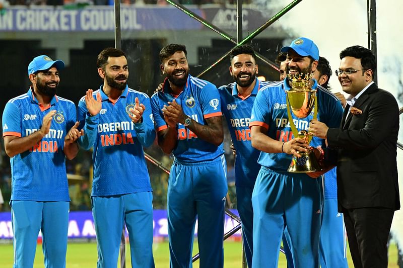 India's captain Rohit Sharma (2R) receives the winning trophy from the chief of the Board of Control for Cricket in India (BCCI) and president of the Asian Cricket Council Jay Shah as India's players Mohammed Shami (L), Virat Kohli (2L), Hardik Pandya (C) and Mohammed Siraj applaud after their victory in the Asia Cup 2023 one-day international (ODI) final cricket match between India and Sri Lanka at the R. Premadasa Stadium in Colombo on September 17, 2023