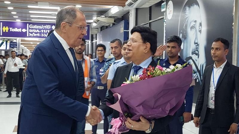 Foreign minister AK Abdul Momen welcomes his Russian counterpart Sergey Lavrov in Dhaka on 7 September 2023.