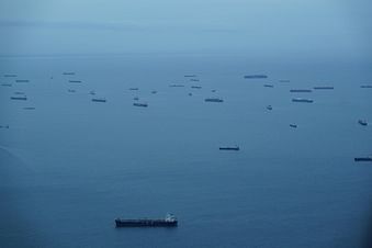 Buques de carga esperan en la Bahía de Panamá para su tránsito por el Canal de Panamá en la Ciudad de Panamá, el sábado 23 de septiembre de 2023.