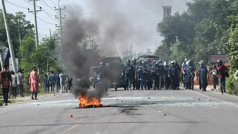 BNP leaders and activists enforce blockade by torching logs and tyres on the Dhaka-Sylhet highway at Purinda bazar area