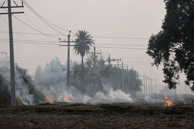 A farmer burns the stubble in a crop field in a village in Karnal district in the northern state of Haryana, India, November 4, 2023