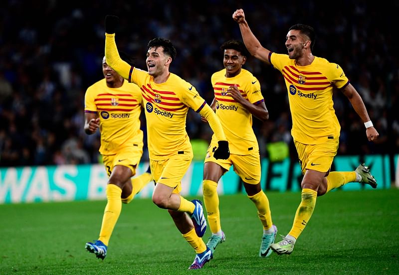 Barcelona's players celebrate after Barcelona's Uruguayan defender Ronald Araujo scored his team's first goal during the Spanish league football match between Real Sociedad and FC Barcelona at the Anoeta stadium in San Sebastian on 4 November, 2023