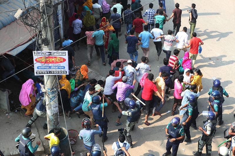 Bangladeshi security personnel charge to disperse garment workers protesting in Gazipur on 9 November, 2023