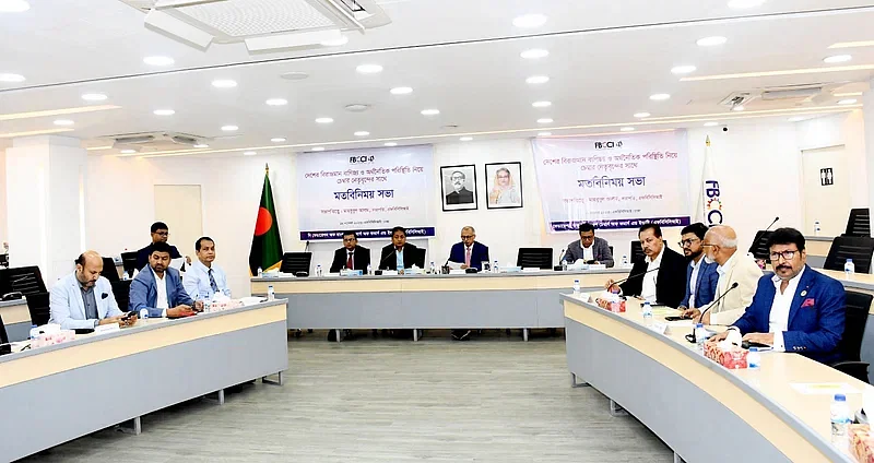 Federation of Bangladesh Chambers of Commerce & Industries president Mahbubul Alam chairs the discussion on 19 November in 2023