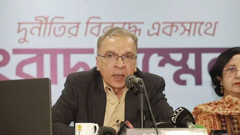 Transparency International Bangladesh (TIB) executive director Iftekharuzzaman is speaking at a press conference at its office on 30 November in 2023