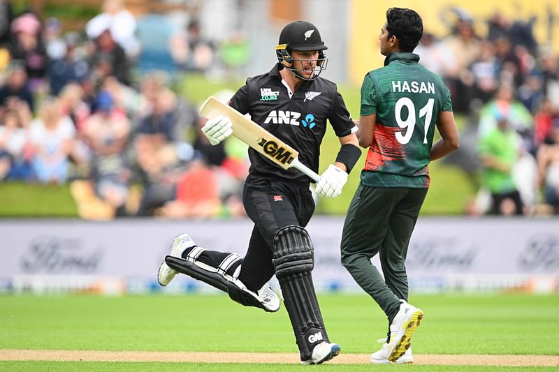 New Zealand's Will Young (L) runs between wickets past Bangladesh's Hasan Mahmud during the first one day international cricket match between New Zealand and Bangladesh at University Oval in Dunedin on 17 December, 2023.