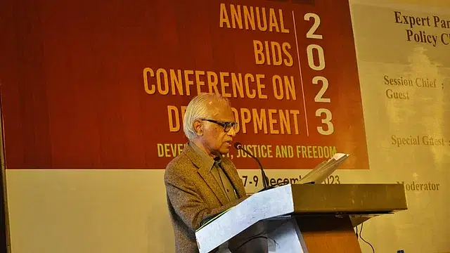 Economist Wahiduddin Mahmud delivering his speech