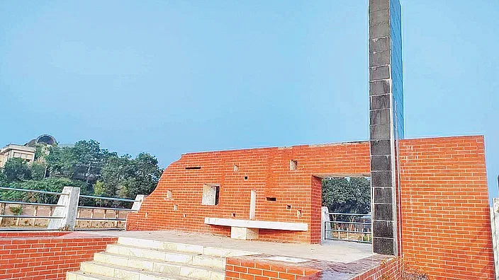 In 1971, Pakistani forces killed many brave freedom fighters, including teachers of Carmichael College, near Damdam Bridge on the Rangpur-Dhaka highway. The Public Works Department, funded by the Ministry of Liberation War, built a monument in their memory, which was inaugurated in December 2021. Mir Manjurur Rahman is the architect of the Monument