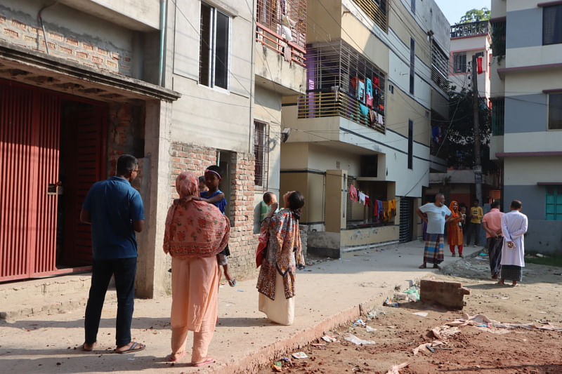 People take shelter on streets in Ashoktala area of Cumilla city after a 5.6-magnitude earthquake jolts parts of the country on 2 November 2023.