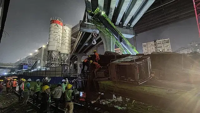 A crane hits a commuter train in the capital's Tejgaon area in the evening on 7 December, 2023.