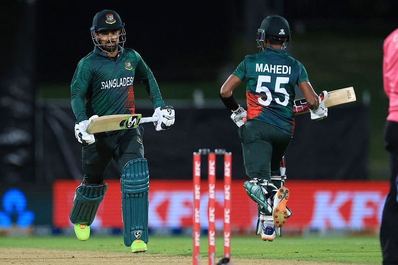 Bangladesh's Litton Das (L) makes a run with teammate Mahedi Hasan.