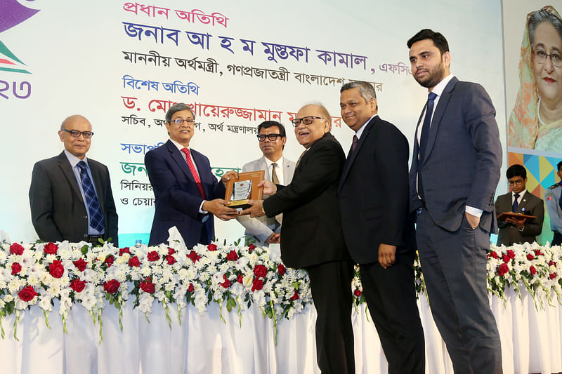 BAT Bangladesh Chairman Golam Mainuddin, Managing Director Shehzad Munim and Senior Manager Arafat Jaigirdar were present during the award handover ceremony.