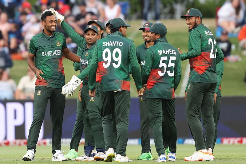 Bangladesh’s Shoriful Islam (L) celebrates the wicket of New Zealand's Finn Allen during the second Twenty20 cricket match between New Zealand and Bangladesh at Bay Oval in Mount Maunganui on 29 December, 2023.