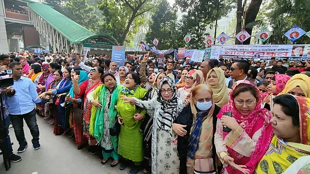 BNP organises human chain programme in front of the National Press Club on 10 December.